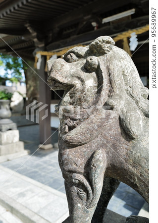 神社前殿前和通往神社的小路上放置了一對護衛犬，保護神社的前部。 95689967