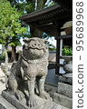 神社前殿前和通往神社的小路上放置了一對護衛犬,保護神社的前部。 神社前殿前和通往神社的小路上放置了一對護衛犬,保護神社的前部。 95689968