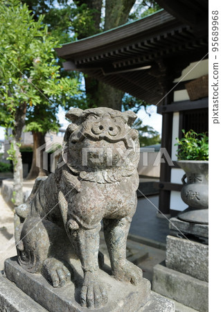 A pair of komainu (guardian dogs) are placed in front of the front shrine of the shrine and along the path to the shrine, protecting the front of the shrine. 95689968