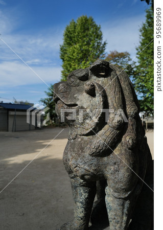 神社前殿前和通往神社的小路上放置了一對護衛犬，保護神社的前部。 95689969