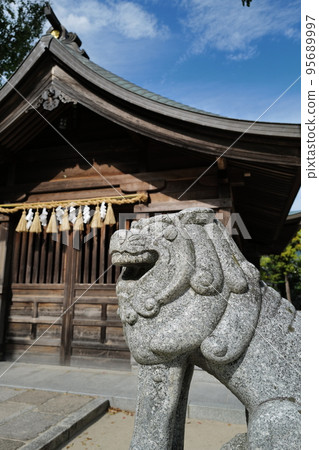 神社前殿前和通往神社的小路上放置了一對護衛犬，保護神社的前部。 95689997