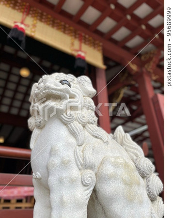 神社前殿前和通往神社的小路上放置了一對護衛犬，保護神社的前部。 95689999