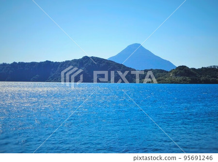 Lake Ikeda and Mt. Kaimondake (Kagoshima Prefecture) 95691246