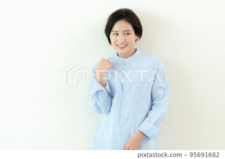 美麗的牙齒女人肖像 95691682