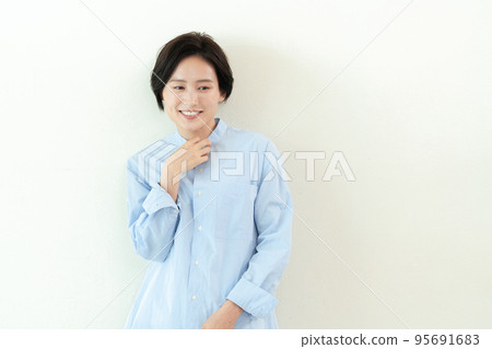 美麗的牙齒女人肖像 95691683