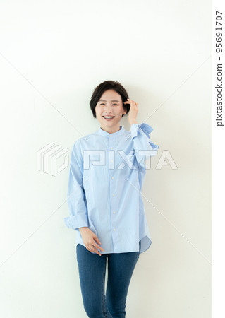 美麗的牙齒女人肖像 95691707