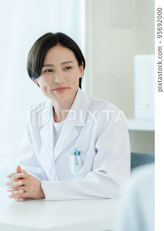 面對患者的醫護人員 面對患者的醫護人員 95692000