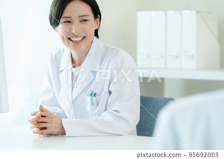 面對患者的醫護人員 95692003