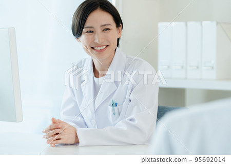 面對患者的醫護人員 95692014