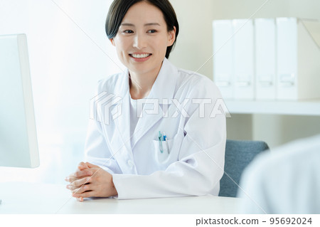面對患者的醫護人員 95692024