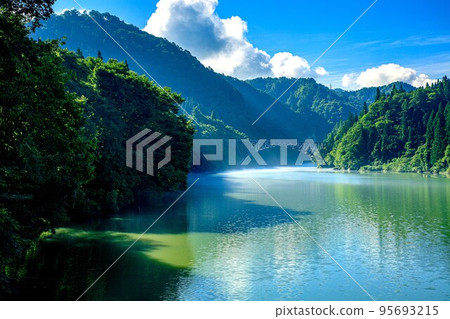 只見線 美麗的第一隻見河大橋被傾斜的晨光照亮（福島縣三島町，9月） 95693215