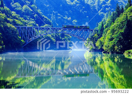 初秋穿過只見川第一座橋的只見線木波 E120 系列列車（9 月，福島縣三島町） 95693222