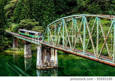 Tadami Line Kiha E120 series train crossing the No. 5 Tadami River Bridge in early autumn (Kanayama Town, Fukushima Prefecture, October) 95693280