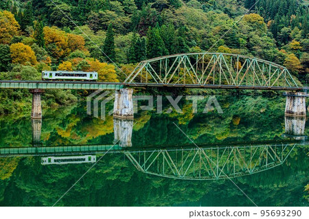 初秋穿過只見川 5 號橋的只見線木波 110 系列列車（福島縣金山町，10 月） 95693290