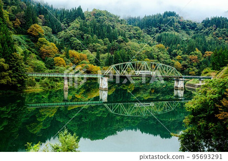 初秋穿過只見川 5 號橋的只見線木波 110 系列列車（福島縣金山町，10 月） 95693291