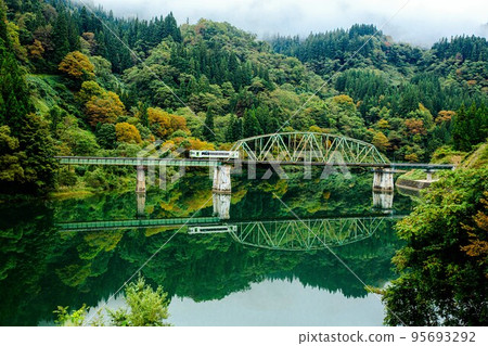 Tadami Line Kiha 110 series train crossing the No. 5 Tadami River Bridge in early autumn (Kanayama Town, Fukushima Prefecture, October) Tadami Line Kiha 110 series train crossing the No. 5 Tadami River Bridge in early autumn (Kanayama Town, Fukushima Prefecture, October) 95693292