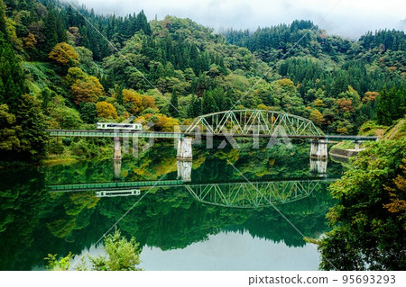 Tadami Line Kiha 110 series train crossing the No. 5 Tadami River Bridge in early autumn (Kanayama Town, Fukushima Prefecture, October) Tadami Line Kiha 110 series train crossing the No. 5 Tadami River Bridge in early autumn (Kanayama Town, Fukushima Prefecture, October) 95693293