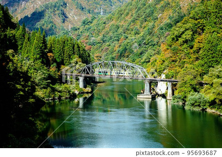 只見線列車“木波 110 系列 + 木波 E120 系列”在初秋穿越 4 號只見川大橋（福島縣金山町，10 月） 95693687