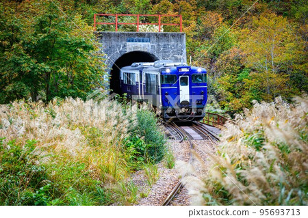 穿過只見線六十越隧道的秋季專車“只見舒克拉”（2022年10月22日） 95693713