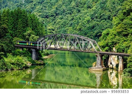 只見線Kiha E120號列車在初秋穿過4號只見川大橋(福島縣金山町,9月中旬) 只見線Kiha E120號列車在初秋穿過4號只見川大橋(福島縣金山町,9月中旬) 95693853