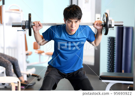 在健身房訓練的年輕人 95693922