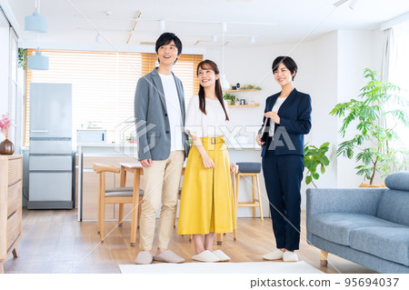 夫妻夫妻家庭房產客廳銷售 95694037
