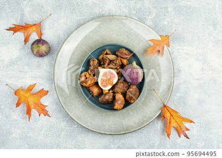 Dried and fresh figs, top view 95694495