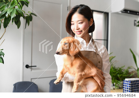 一個拿著狗（寵物）的修剪女人 95694684