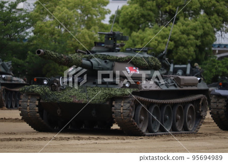 陸上自衛隊74式坦克穿著偽裝網 95694989