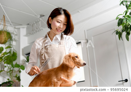 刷狗的美容師女人 95695024