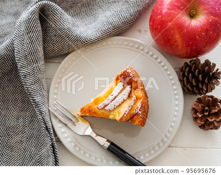蘋果酸奶蛋糕和新鮮蘋果 95695676