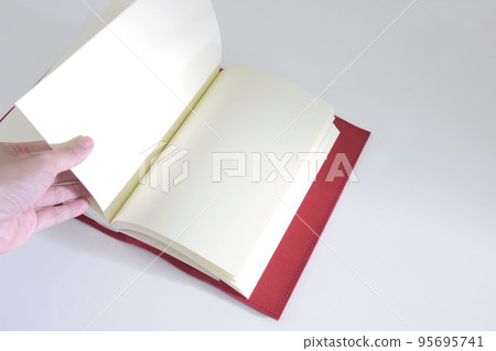手翻一本空白的紅色書頁 95695741