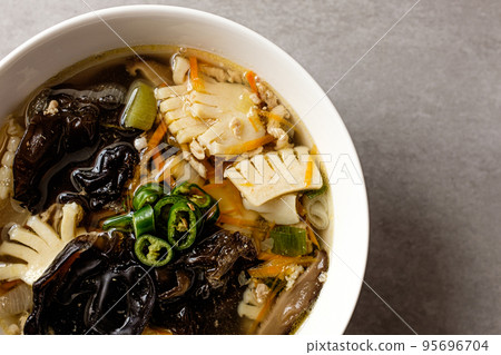 White champon soup with seafood and vegetables 95696704