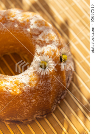 Cupcake decorated chamomile flower In the rustic style. Authentic photo. Easter concept greeting card background. Sun rays Homemade baked concept. Summer, Spring time recipe 95697519