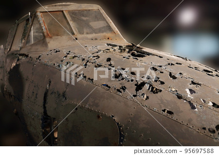 完整的雙引擎高級教練機 95697588