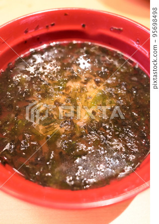 Sea lettuce miso soup from a sushi restaurant 95698498