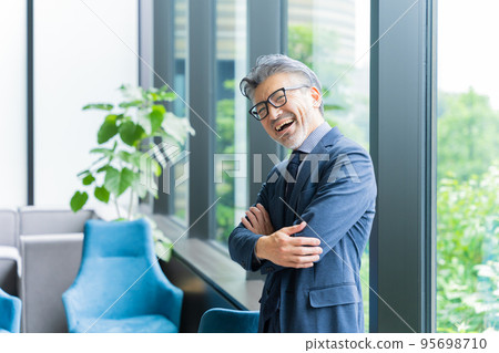 Businessman / senior male 95698710