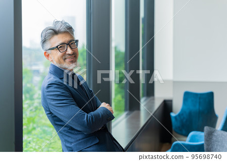 Businessman / senior male 95698740