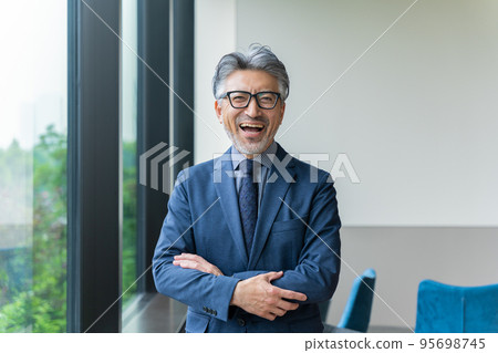 Businessman / senior male 95698745