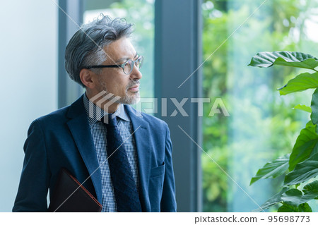 Businessman / senior male 95698773
