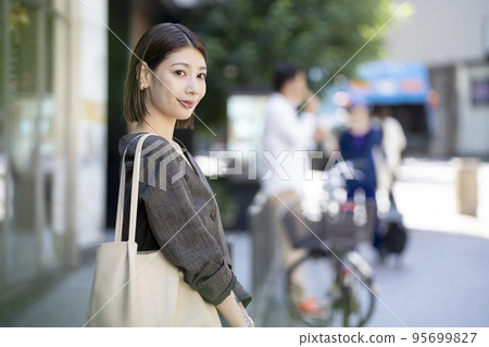 30 多歲的女人,戶外肖像 30 多歲的女人,戶外肖像 95699827
