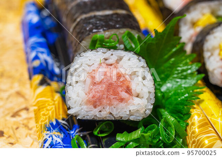 Fishmonger's Takeaway Green Onion Toro Roll 95700025