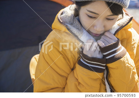 冬令營形象 一個在營地抵禦寒冷的年輕女子 冬令營形象 一個在營地抵禦寒冷的年輕女子 95700593