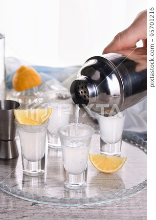 Shots vodka with lemon Shots vodka with lemon 95701216