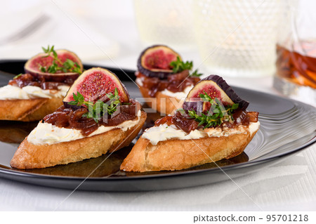 Crostini with onion jam, figs and cheese 95701218