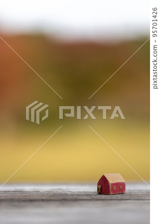 紅色的小木屋 紅色的小木屋 95701426