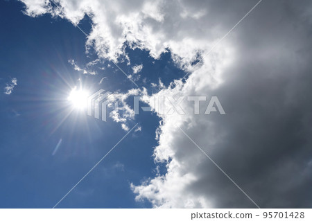 夏天天空太陽和雲彩橫濱 夏天天空太陽和雲彩橫濱 95701428