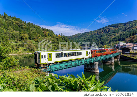 週日穿越藍天和鐵橋的旅遊列車 95701834