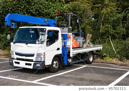 Loading type truck crane Unic car and shovel loader 95702311