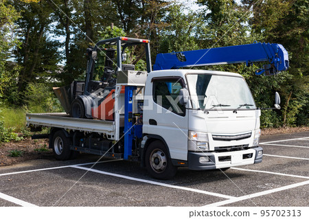 Loading type truck crane Unic car and shovel loader Loading type truck crane Unic car and shovel loader 95702313